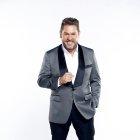 A los 12 años sabía tocar la batería, el piano y la guitarra, además de cantar. 

Trabajó en obras musicales luego de que su talento por la música lo llevara a Danzas Jazz.