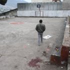 Los huellas de sangre de las víctimas quedaron marcadas en la cancha.