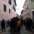 El féretro fue cargado por las personas que conocieron a la víctima.