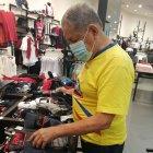 Don Hugo Quimí se llevó 5 pares de medias y otras prendas de ropa.