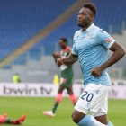 Felipe Caicedo festeja tras marcar el gol de la victoria sobre el Crotone.