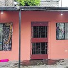 Las luces internas de la casa y la puerta permanecen abierta luego de tres días de ocurrido los crímenes.