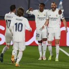 Karim Benzema (d) marcó el primer gol en el triunfo del Real Madrid sobre el Atalanta.