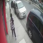 El sujeto quedó registrado mientras habría el vehículo.