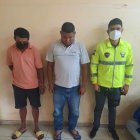 Dos de los pillos detenidos junto a un agente de la Policía.