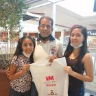 Las jóvenes con su padre, cuando compraban la ropa.
