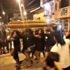 Hombres y mujeres se turnaban para cargar el ataúd de Luis Barreto, alias Chamito.