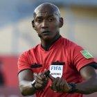 Augusto Aragón (c) tuvo una cuestionada actuación, en el duelo entre Barcelona e Independiente del Valle.