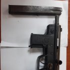 La metralleta que el sospechoso detenido guardaba en una vivienda de la Isla Trinitaria