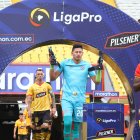 El arquero Johan Lara de Aucas, recibió dos goles y se fue de la cancha.