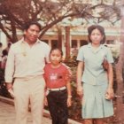 Jesús en una fotografía con su esposa Shirley y con su hija mayor Coralia, cuando era una niña.
