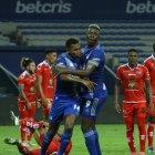 Emelec dominó durante el primer tiempo. Alejandro Cabeza fue uno de los jugadores más peligrosos.