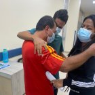 Alejandro (der.) se abraza y rompe en llanto con familiares luego de ser rescatado por la Policía.