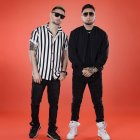 Los artistas no se complican a la hora de vestir. Prefieren estar cómodos y frescos.