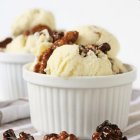 el helado de cuy va acompañado de fruta y nuez o maní.