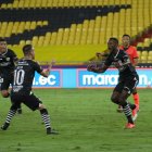 Damián Díaz y Leonel Quiñónez un festejo que valía tres puntos en el cumpleaños de Barcelona.