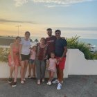 Los que siempre están con el DT, sin importar el resultado. La familia: Su madrecita Elizabeth que lo está visitando, su esposa Romina. Sus hijos; Mathías (28), Antonella (16), Fabianna (5) y Lucciana (3).