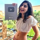 Erika recibió la placa de reconocimiento de YouTube en Italia.