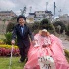 Don Ángel junto Florinda. Son novios.