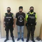 El ciudadano que fue visto empujando la moto quedó detenido para investigaciones.