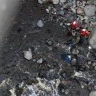 El cadáver quedó sobre las rocas que están en el río Chiche. Los bomberos organizaron equipos de rescate para la extracción.