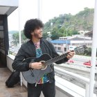 Él contó que nunca deja su fiel amiga: la guitarra.