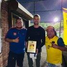 Javier Burrai con los hinchas de Barcelona de la sectima oscura.