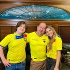 Los que salen en el video de Gerardo Mejía con la camiseta de Ecuador: Colton Sparks, Larry Pancake y Demi Eicher.