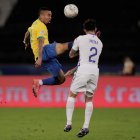 AME9887. RÍO DE JANEIRO (BRASIL), 02/07/2021.- Jugada en la que Gabriel Jesus de Brasil es sancionado con tarjeta roja mientras disputa un balón con Eugenio Mena de Chile.