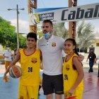 El portero de Barcelona, Javier Burrai, dejó el fútbol a un lado, por un momento, para jugar basquetbol.