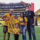 Byron Castillo en familia recibió el homenaje por sus 100 partidos en el ídolo, una placa le entregó Aquiles álvarez.