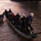 Instante en el que el cuerpo era trasladado a la orilla del Guayas.