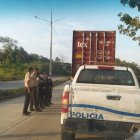 Instante en el que los policías recuperaron el contenedor.