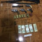 Las armas y el dinero encontrados en Zapotillo.