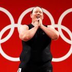 Laurel Hubbard no logró pasar del arranque en halterofilia.