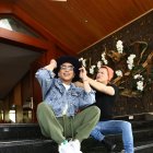 Jinson molesta a Héctor, y pretende sacarle el sombrero.