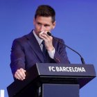 El delantero argentino Lionel Messi, se emociona durante su comparecencia este domingo en el Camp Nou para explicar su versión sobre su marcha del conjunto azulgrana.