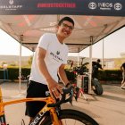 Carapaz y su nueva bicicleta, es dorada.