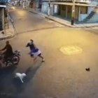 Momento en que uno de los implicados baja a quitarle sus pertenencias a la mujer, mientras el padre de familia intenta escapar.