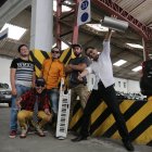 En el corto se ve a los músicos saltando y cantando.