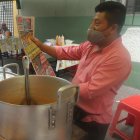 Después de que Barcelona gana, Adolfo Orrala vende su encebollado ‘en un dos por tres’.