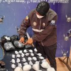 Los policías detectaron varios paquetes que contenían marihuana y coacaína.