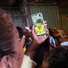 Narcisa España la madre de Kiara Rodríguez en la videollamada con su hija.