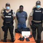 El sujeto estaba en poder de un revólver. Además tenía un arma blanca.