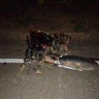 Así quedó la motocicleta en la que viajaban los jóvenes.