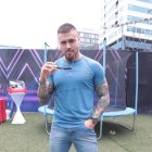 Encontró el amor en una colombiana que vive en Quito. Dice que ella no es conocida en la farándula y que van bien en la relación.