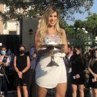 La actriz, presentadora y cantante mostró la corona que se llevará la ganadora.