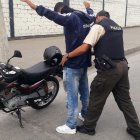 Un policía revisa a un conductor de motocicleta que circulaba por Mapasingue.