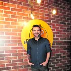 Estudia Comunicación en la UIDE. Toca guitarra con un grupo de raperos, A2H & Los Cuervos.