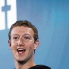 El creados de Facebook cae en la lista multimllonarios con la caída de sus plataformas.